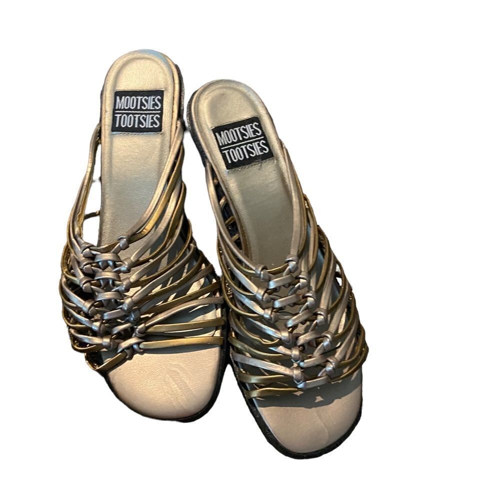 MootsieTootsie new never worn size 8.5 gold slides cute look great deal